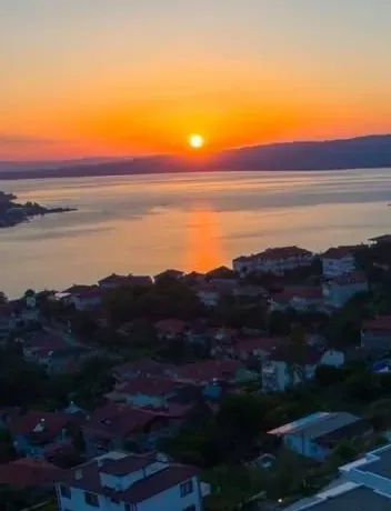 Gün batımı: güneşin Sapanca Gölü’ndeki yansıması ve villaların çatıları