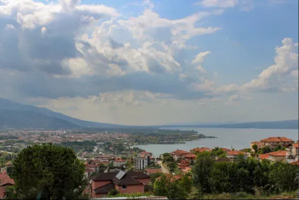 Yamaçtan kırmızı çatılı evler, Sapanca kasabası ve bulutların altında Sapanca Gölü